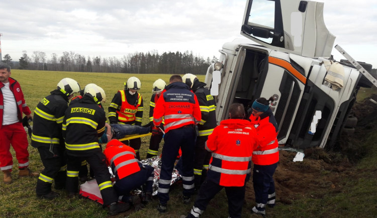 Hasiči zasahovali u vážné nehody kamionu, vrtulník do nemocnice transportoval zraněného řidiče