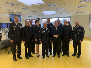 Jihočeské policisty navštívil kardinál Duka, prohlédl si operační středisko i kapli na Lannovce
