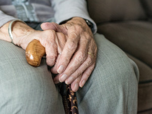 Podvodník vylákal ze seniorky deset tisíc, vymyslel si historku o nezaplacené faktuře