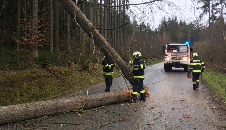 Kvůli silnému větru bylo na jihu Čech 1500 domácností bez elektřiny, nezastavili se ani hasiči