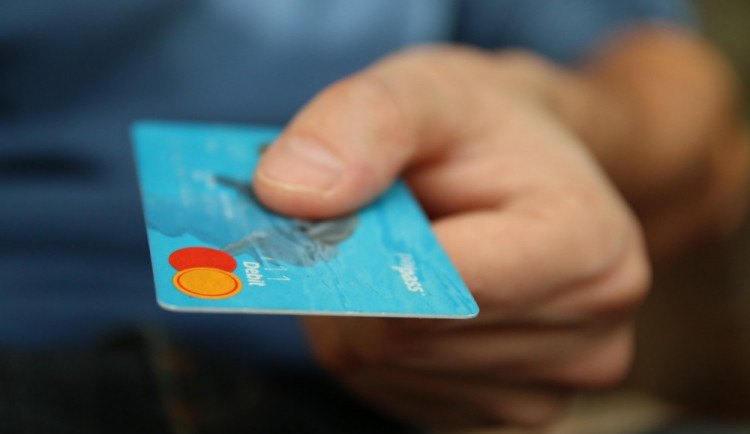Útoků na on-line platby přibývá, škody loni činily téměř 700 miliard korun