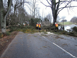 Meteorologové zvýšili výstrahu. Vítr, který dnes zasáhne Česko, v pondělí zesílí na extrémní
