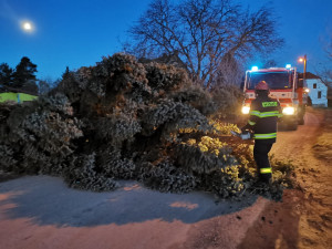 Hasiči za sebou mají přes tisíc výjezdů, vlaky stále nejezdí a kalamitní stav trvá