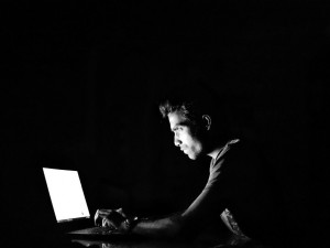 Cizinec podváděl lidi na internetu, okradl je o 760 tisíc korun