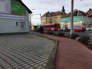 Autobus srazil u nemocnice dívku. Na místě zasahují záchranáři
