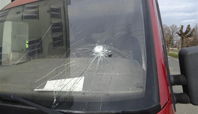 FOTO: Senior v pyžamu běhal po Brně a rozbíjel auta kladivem