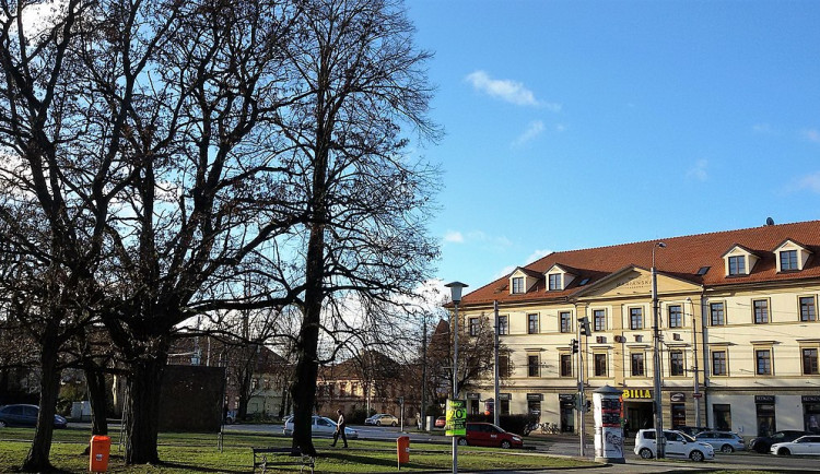 1024px-České_Budějovice_3,_Mariánské_náměstí_(02)