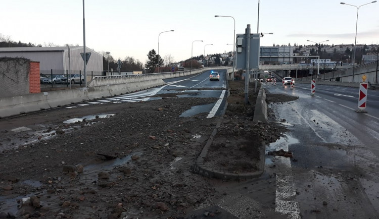 FOTO/VIDEO: Silnici pod Pisáreckými tunelem zalily v noci hektolitry vody