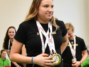 Hejtmanka Stráská a její náměstek Hroch gratulovali mladým sportovcům k zisku 34 cenných kovů ze zimní olympiády