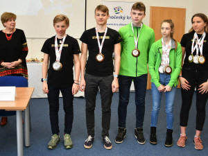 Hejtmanka Stráská a její náměstek Hroch gratulovali mladým sportovcům k zisku 34 cenných kovů ze zimní olympiády