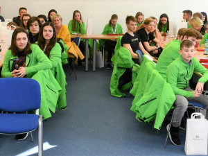 Hejtmanka Stráská a její náměstek Hroch gratulovali mladým sportovcům k zisku 34 cenných kovů ze zimní olympiády