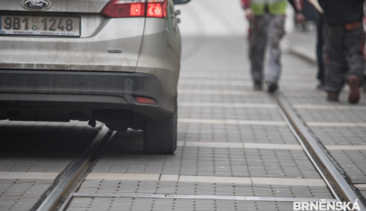 Muž si v Brně lehl do kolejiště. Život mu zachránili pohotoví svědci