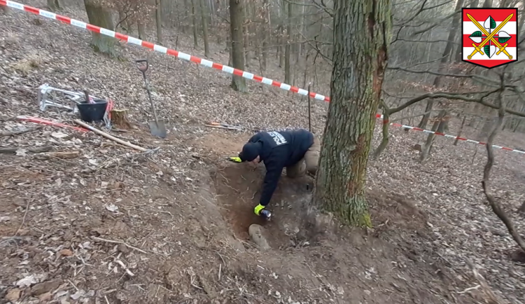 VIDEO: Hledač kovů našel v Kuřimi sovětskou bombu, tři sta lidí museli evakuovat