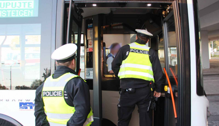 Řidič linkového autobusu nadýchal na začátku ranní směny jedno promile