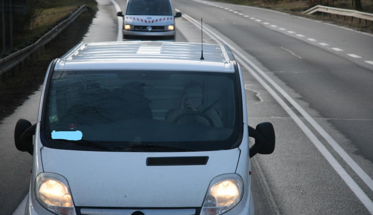 Policisté se zaměřili na telefonování za jízdy