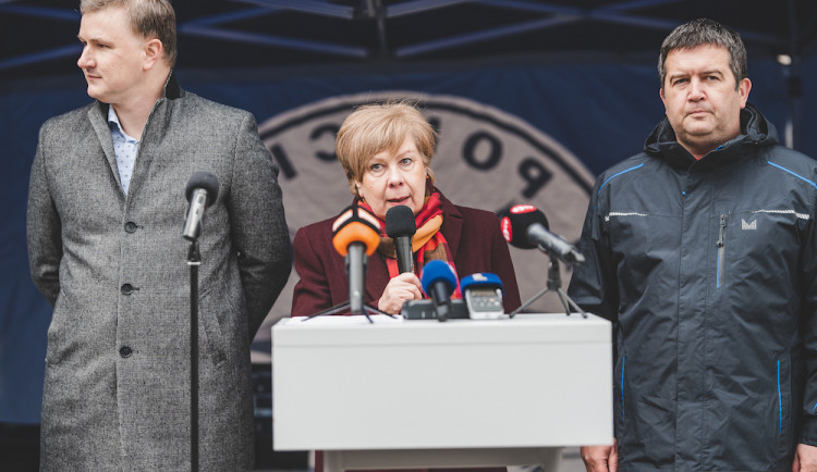 Ředitel budějcké nemocnice Michal Šnorek, hejtmanka Jihočeského kraje Ivana Stráská a ministr vnitra Jan Hamáček.