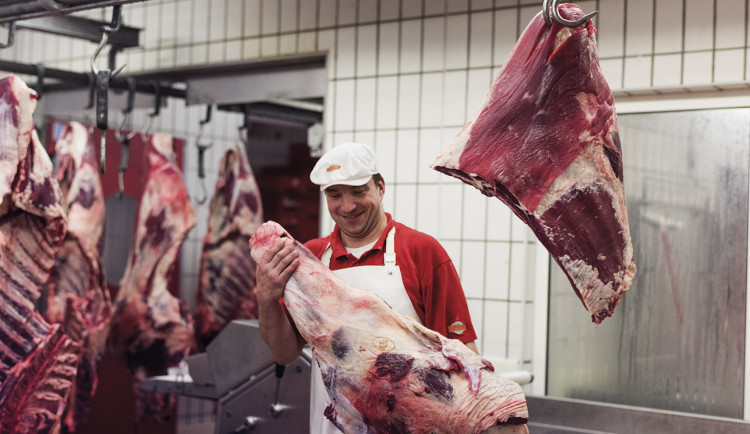 „Nemáme před vámi co skrývat!" Globus zve do zázemí hypermarketu, kde připravují čerstvé maso a pečivo