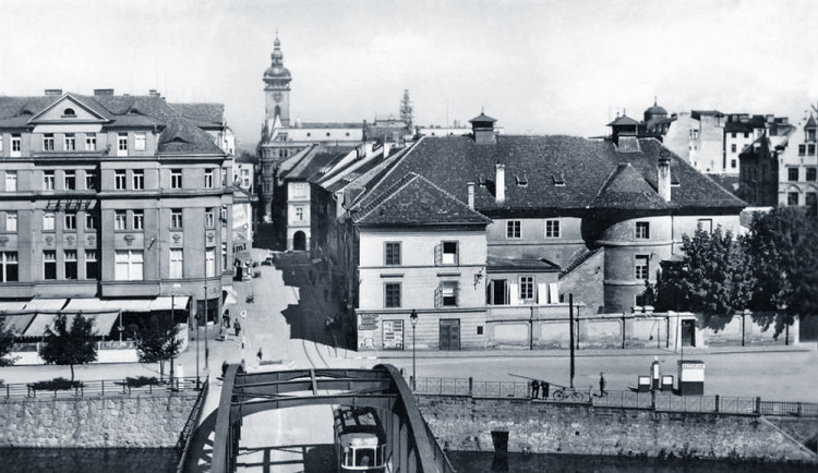 Historická budova divadla v době tramvajové (tramvaje jezdily do roku 1950).