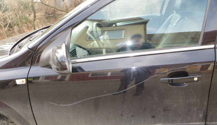 FOTO: Neznámý mladý vandal objel na Brněnsku klíčem přes dvacet aut