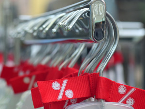 Při slevách loni 43 procent prodejců porušilo zákon