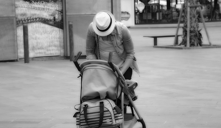 Opilý muž s kočárkem nadával lidem v šalině. Místo dítěte si v něm vezl alkohol