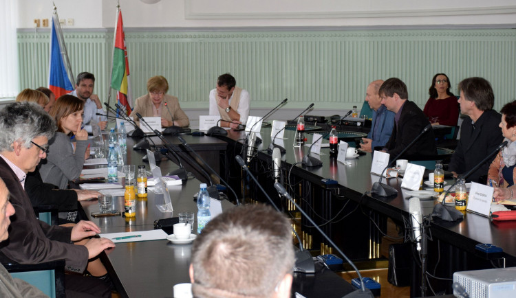 Koronavirus nevyhnutelně zasáhne ekonomiku, problémy už pociťují první jihočeské firmy