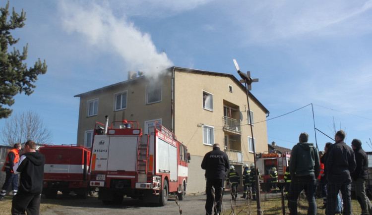 Šest hasičských jednotek zasahovalo u požáru kuchyně, škoda je 300 tisíc korun