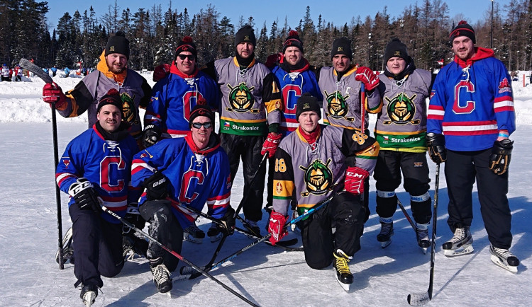 Strakoničtí vojáci obsadili v Kanadě na Mistrovství světa v rybníkovém hokeji skvělé šesté místo