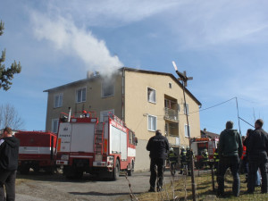 Šest hasičských jednotek zasahovalo u požáru kuchyně, škoda je 300 tisíc korun