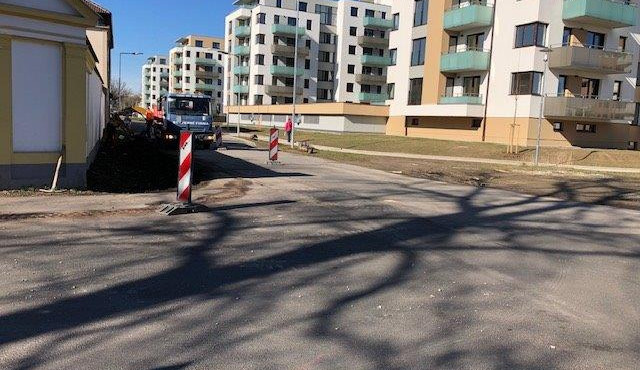 Město vybuduje chodník v ulicie Na Sádkách