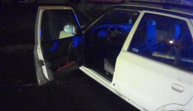 Opilý muž se projel v cizí Felicii, pak rozbil pár květináčů a schoval se do křoví