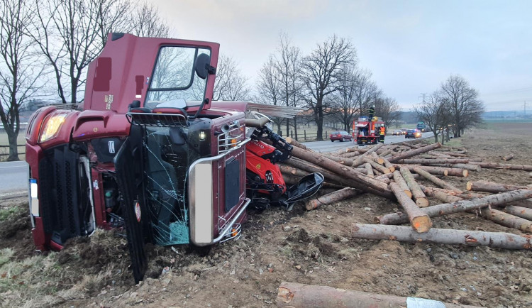 Nehoda nákladního auta uzavřela silnici, na pole se vysypaly klády