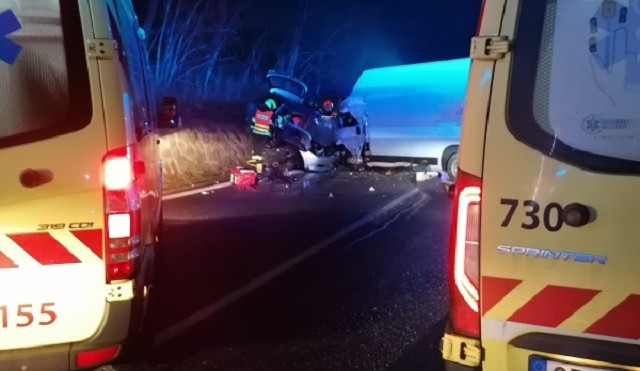 Tragická nehoda u Bučovic. V noci se tam srazilo auto s dodávkou, na místě zemřeli dva lidé