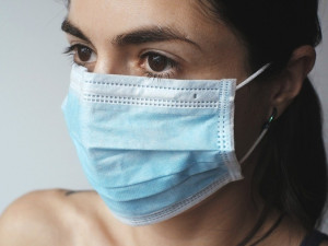 Jihočeský kraj zatím čeká na roušky a respirátory
