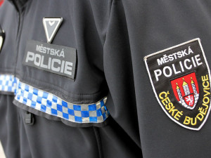 Šňupání drog v autě pozorovala městská kamera, tři muže si převzali policisté