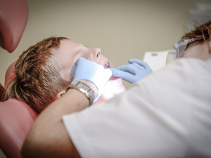 Zubní pohotovosti budou o víkendu fungovat. Podařilo se zajistit omezený počet respirátorů