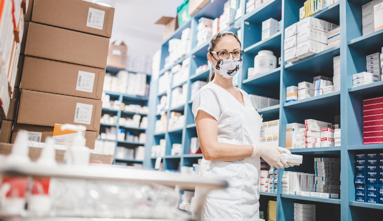 Pracujeme v  nouzovém a značně vyčerpávajícím režimu. Budeme rádi za vaši podporu,“ říkají lékárníci Nemocnice České Budějovice