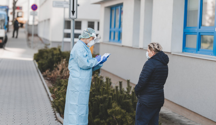 Nemocnice Tábor a Jindřichův Hradec otevírají odběrová místa k vyšetření na koronavirovou infekci