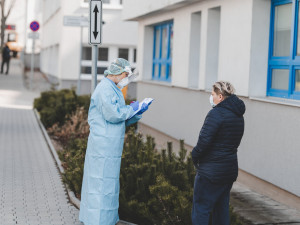 Nemocnice Tábor a Jindřichův Hradec otevírají odběrová místa k vyšetření na koronavirovou infekci