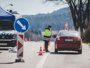 Pohyb pendlerů přes hranice bude od soboty kontrolován razítky