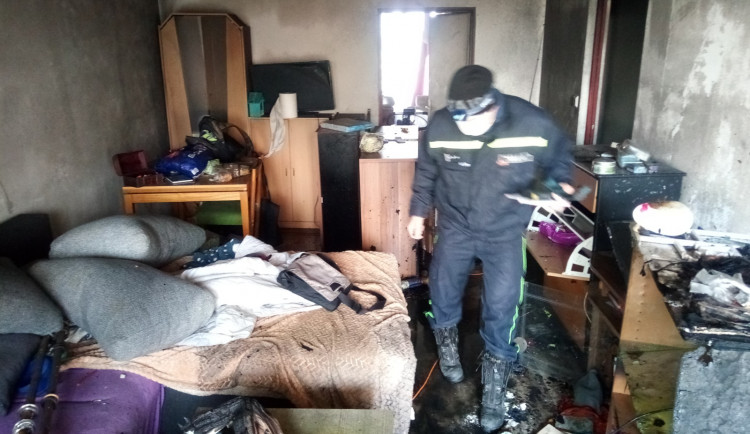 Hasiči museli kvůli požáru bytu evakuovat dvacet lidí. Nikdo naštěstí nebyl zraněn