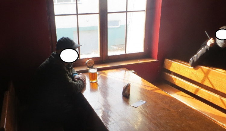 Pivečka, cigárka, štamgasti. Hospodský na Brněnsku odmítl zavřít hospodu, hrozí mu tři miliony pokuta