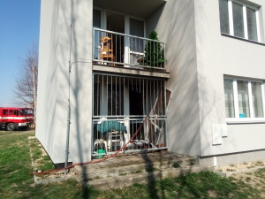 Hasiči museli kvůli požáru bytu evakuovat dvacet lidí. Nikdo naštěstí nebyl zraněn