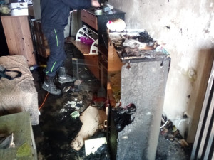 Hasiči museli kvůli požáru bytu evakuovat dvacet lidí. Nikdo naštěstí nebyl zraněn