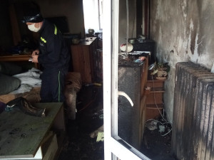 Hasiči museli kvůli požáru bytu evakuovat dvacet lidí. Nikdo naštěstí nebyl zraněn