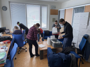 Hasiči přivezli do Jihočeského kraje respirátory z Číny. Dostanou je hlavně zdravotníci