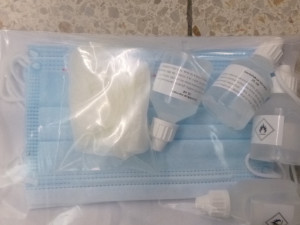 Muž v Budějcích prodával předražené roušky a dezinfekci. Zboží mu zabavili strážníci