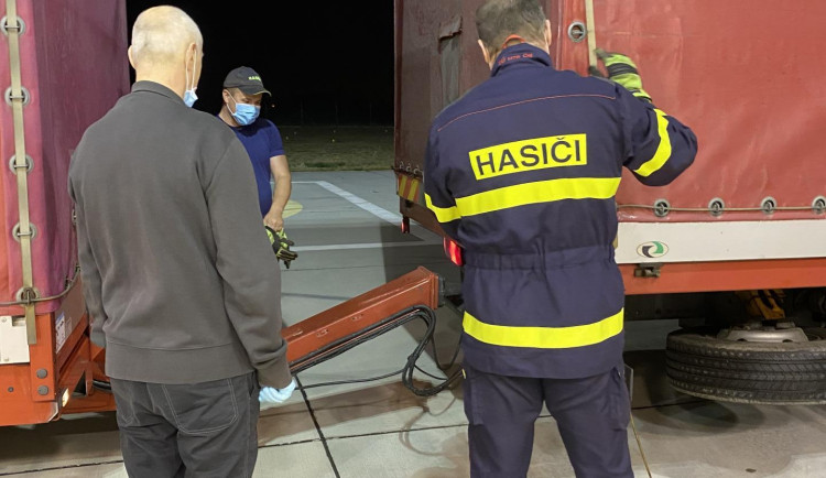Hasiči přivezli do Jihočeského kraje respirátory z Číny. Dostanou je hlavně zdravotníci