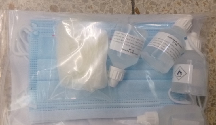 Balíček s rouškami a dezinfekcí.