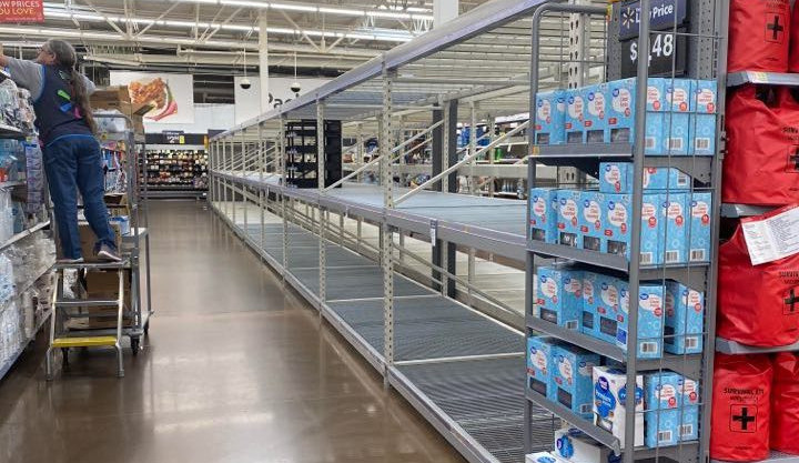 Prázdné regály v obchodech.